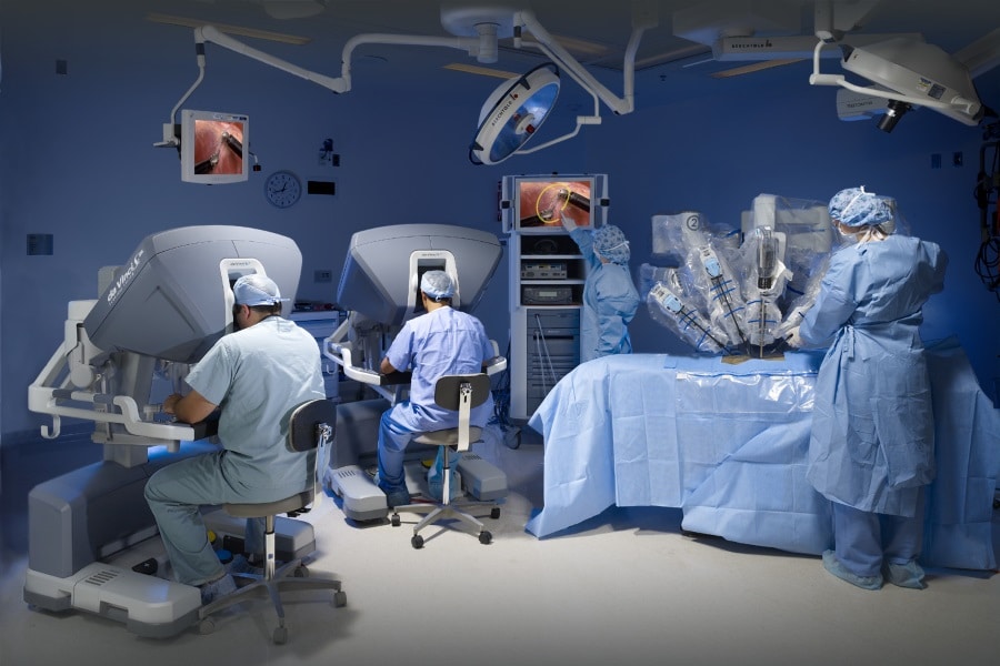 Cirujanos operando con el Robot Da Vinci