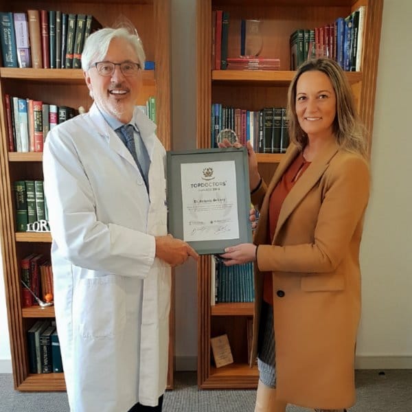 Raquel Solano, Directora de Ventas en España de Top Doctors entrega el Premio Top Doctors 2018 Dr. Antonio de Lacy en Barcelona