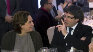 Los medios de comunicación al servicio de Ada Colau y Carles Puigdemont