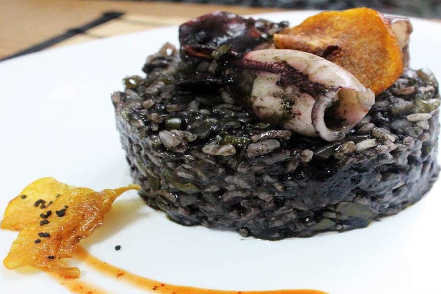 Arroz negro con sepia, un plato delicioso
