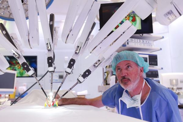El Dr. Antonio de Lacy operando un cáncer de recto