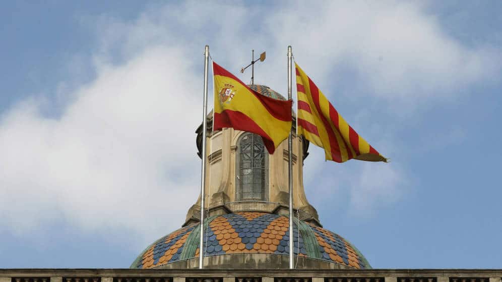 banderas española y catalana en la sede de la generalitat catalana