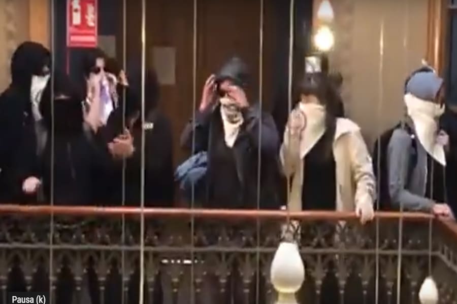 Vídeo: Feministas tapadas boicotean un acto del PP de Cataluña