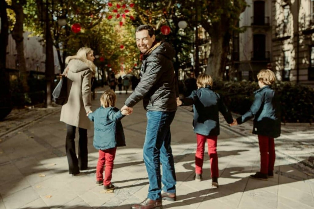 Juanma Moreno y Manuela Villena con sus tres hijos Juanma, Fernando y Alonso. Foto de la familia del Instagram del Presidente
