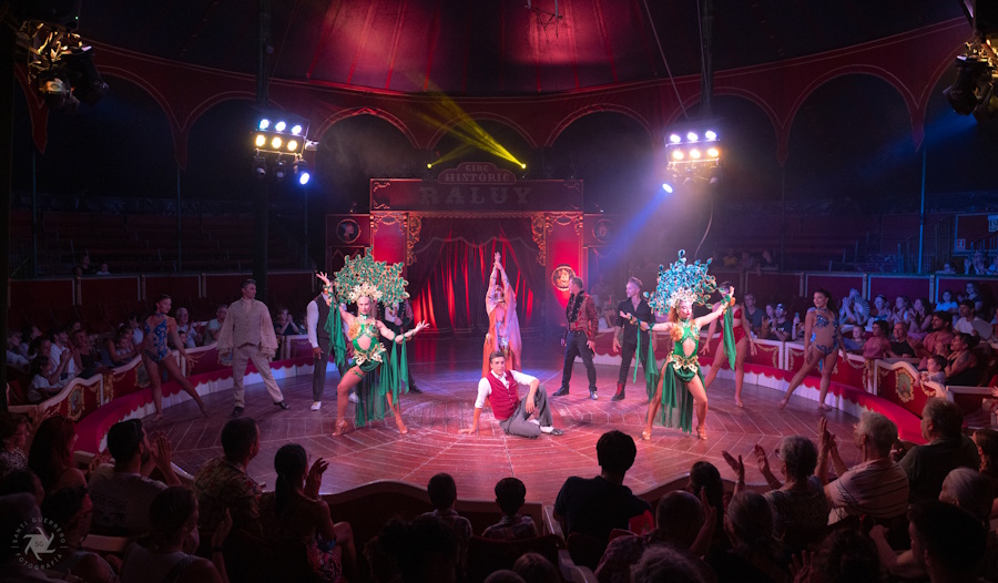 El Circo Raluy, considerado el mejor circo de España. Artistas del Raluy en la pista.