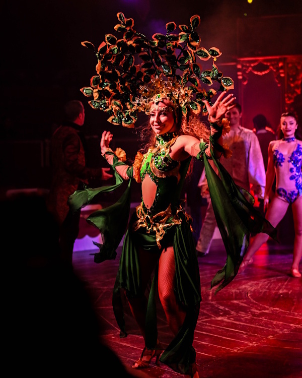 El Raluy está considerado como el mejor circo de España. Artista del Raluy con los trajes de Terra.